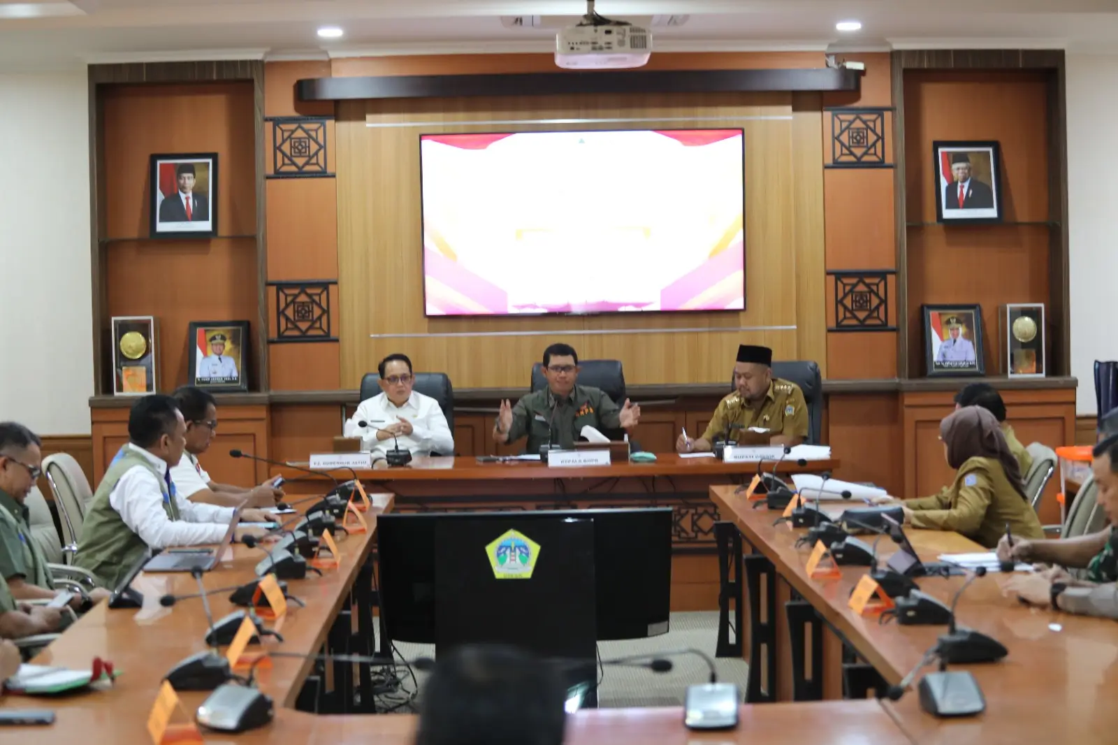 Kepala BNPB Letjen TNI Suharyanto, S.Sos., M.M (kemeja dan rompi hijau) saat memberikan arahan saat Rapat Koordinasi Penanganan Darurat Gempa di Kantor Bupati Gresik, Jawa Timur pada Senin (25/3).